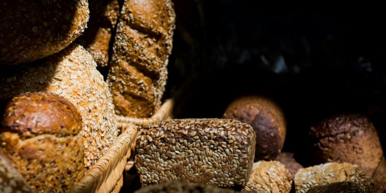 Zdrowy przepis na chleb orkiszowy z ziarnami